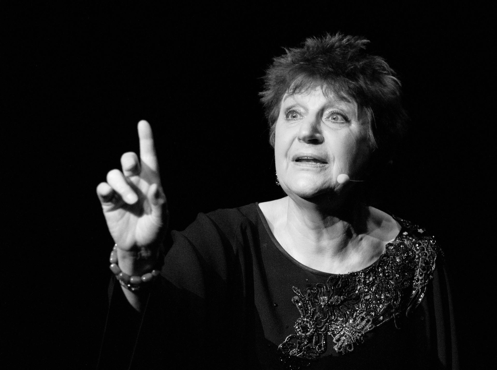 AUTOUR D’ANNE